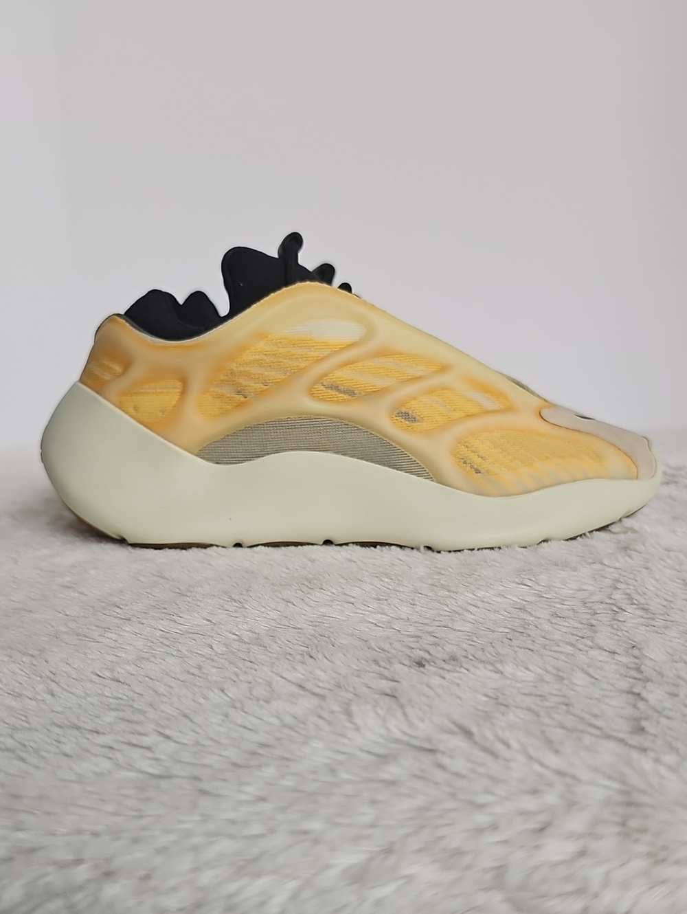 ​adidas Yeezy 700 V3 Mono Safflower HP5425 Men Size 6 Women 7